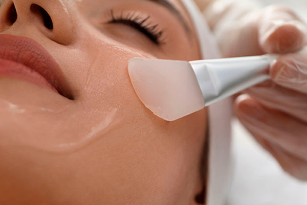 Facial peeling in aesthetic medicine allows you to renew your skin
