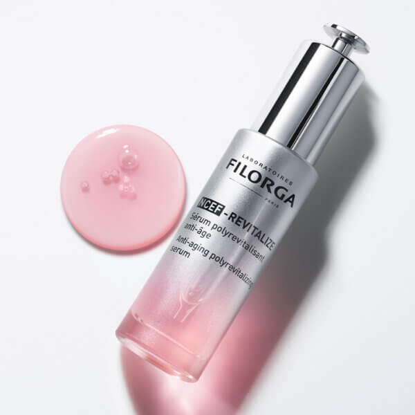 El NCEF-REVITALIZE Serum alisa, uniformiza e ilumina la piel.